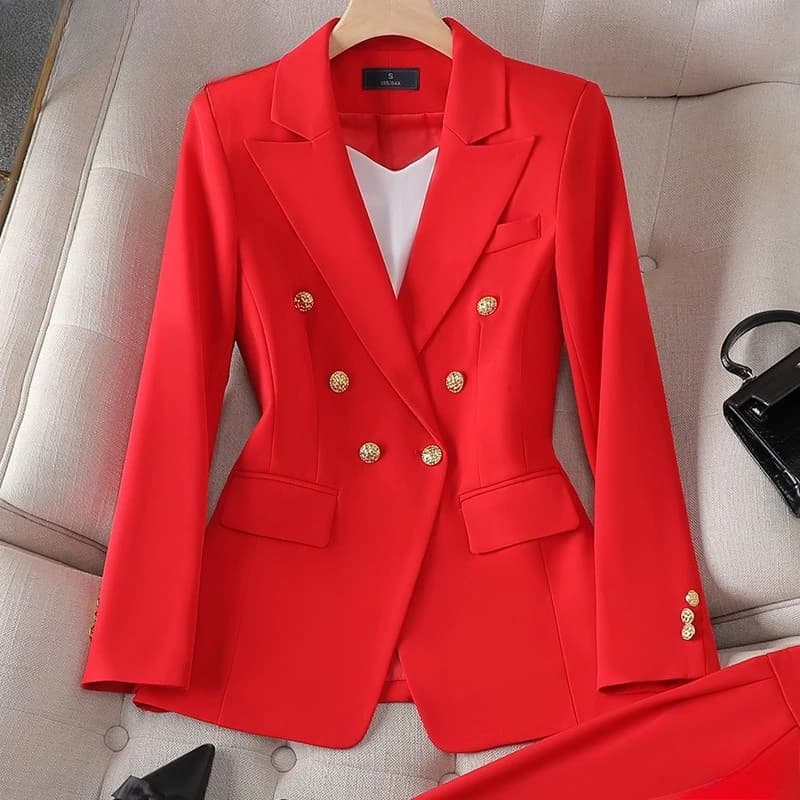 Completo da donna rosso brillante a due pezzi con giacca doppiopetto slim fit e pantaloni, disponibile nei colori nero, bianco, rosa.