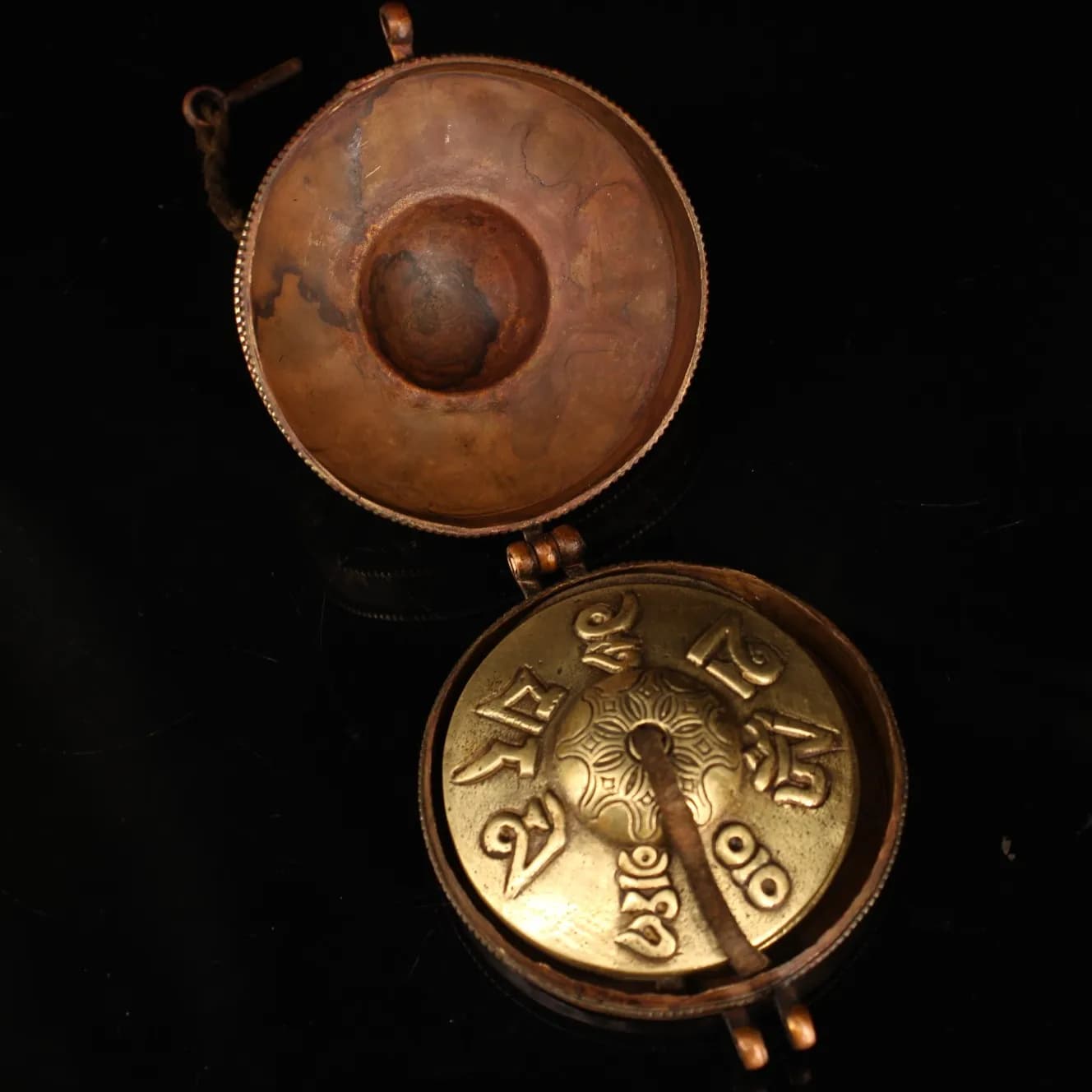 China handcrafted the old Tibetan carved scriptures, and the pure copper bells in Tibetan monasteries touched the bells.