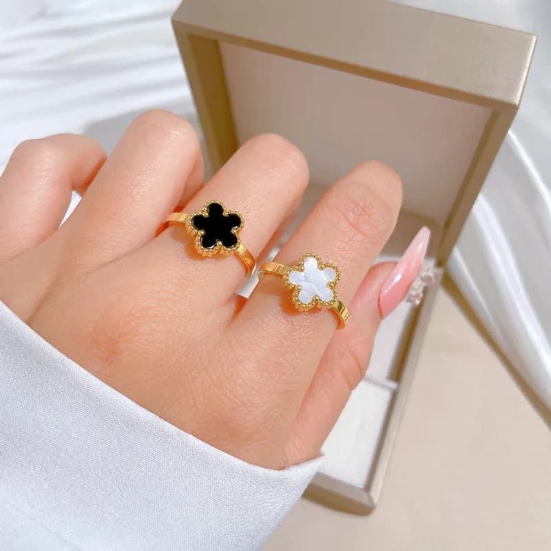 Anelli di fiori di conchiglia nera bianca di rame impermeabile elegante di lusso per le donne Regali di gioielli per feste di nozze di fascino di moda 2023