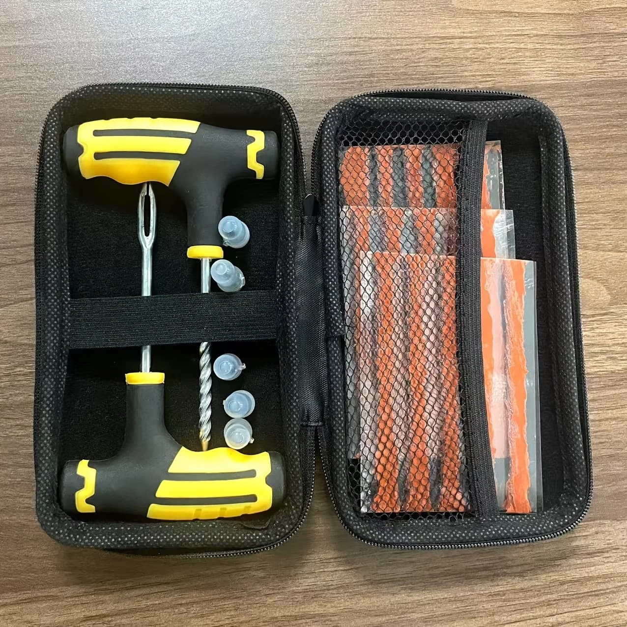 Kit di Riparazione Pneumatici Auto, Strumento per Riparare Forature, Kit di Emergenza con Colla e Strisce per Riparazione, Gonfiatore per Pneumatici