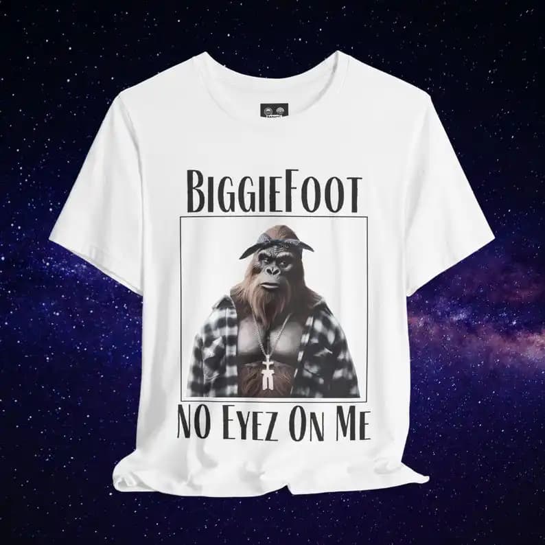 Camicia BiggieFoot No Eyez On Me - Parodia unica di Shakur Bigfoot, maglietta di criptomozoologia della leggenda hip hop, moda cultura pop unisex