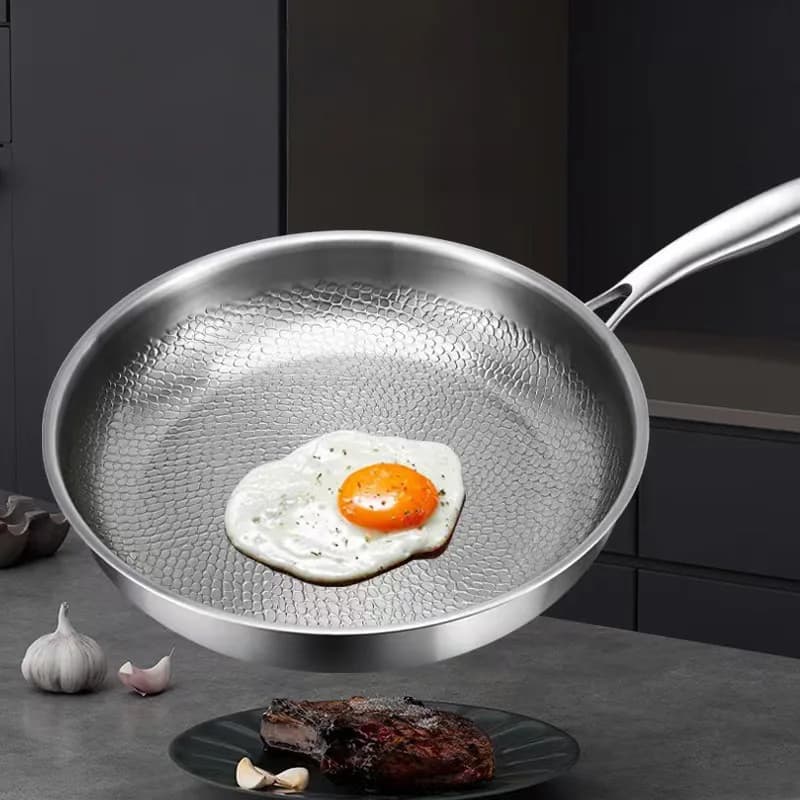 Padella Antiaderente a Triplo Strato in Acciaio Inox 304 con Texture Martellata in Titanio Puro e Manico Rimovibile
