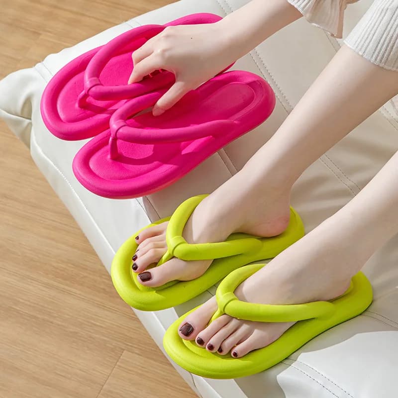 Infradito da donna in EVA leggera color caramella, con suola morbida e clip per il dito, ciabatte da spiaggia e da interno, comode, con tacco piatto, Estate 2026