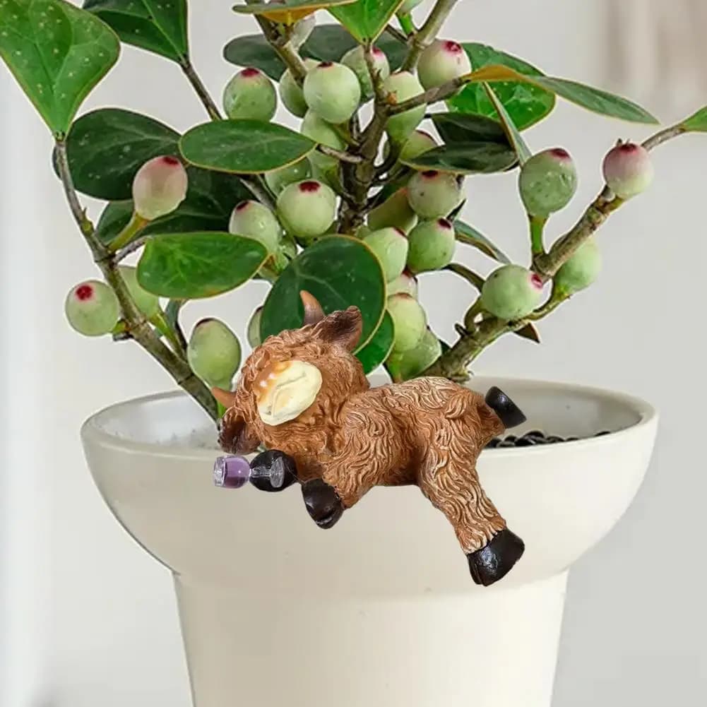 Highland Cow Figurine Highland Cattle Garden Sculpture Highland Cow Plant Pot Hugger Figurine Funny Resin Flower Pot for Indoor