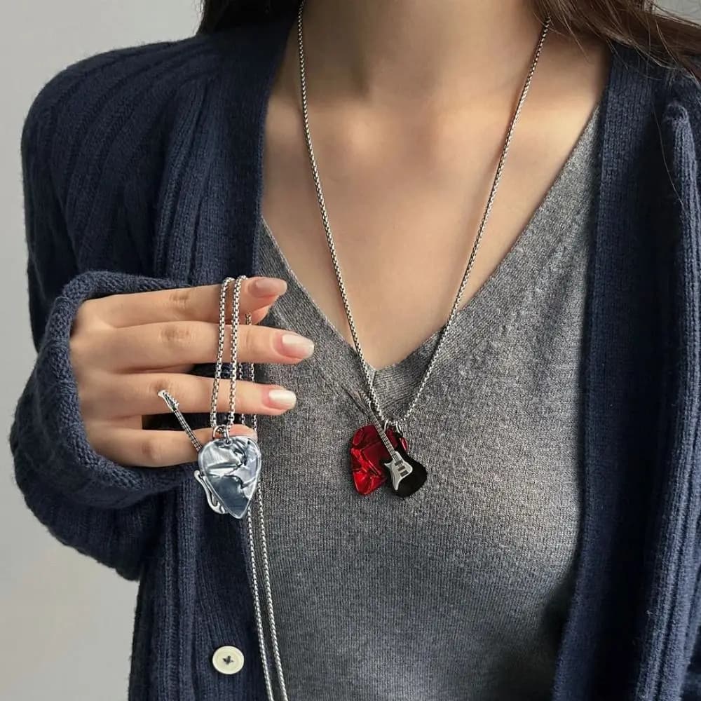 Collana con ciondolo plettro per chitarra hip-hop Collana girocollo con catena per chitarra punk in acciaio al titanio Coppia di catene per maglione per chitarra elettrica alla moda vintage