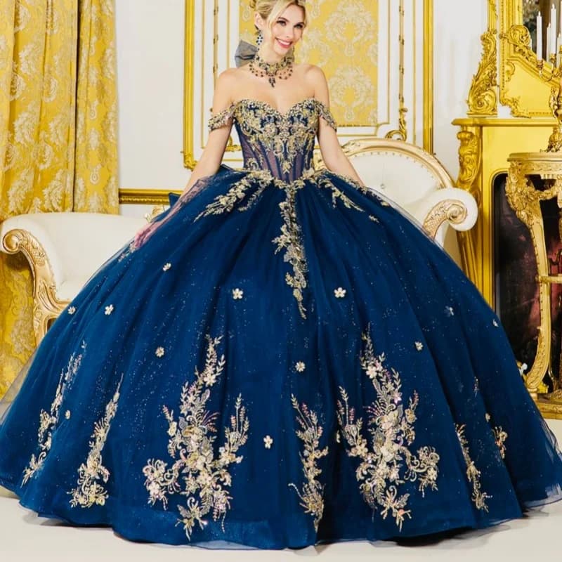 Abiti Quinceanera blu lucido con spalle scoperte Decalcomania floreale glitter dorato Tull Coda lunga Fiocco Vestido 15 Quinceanera Personalizzato