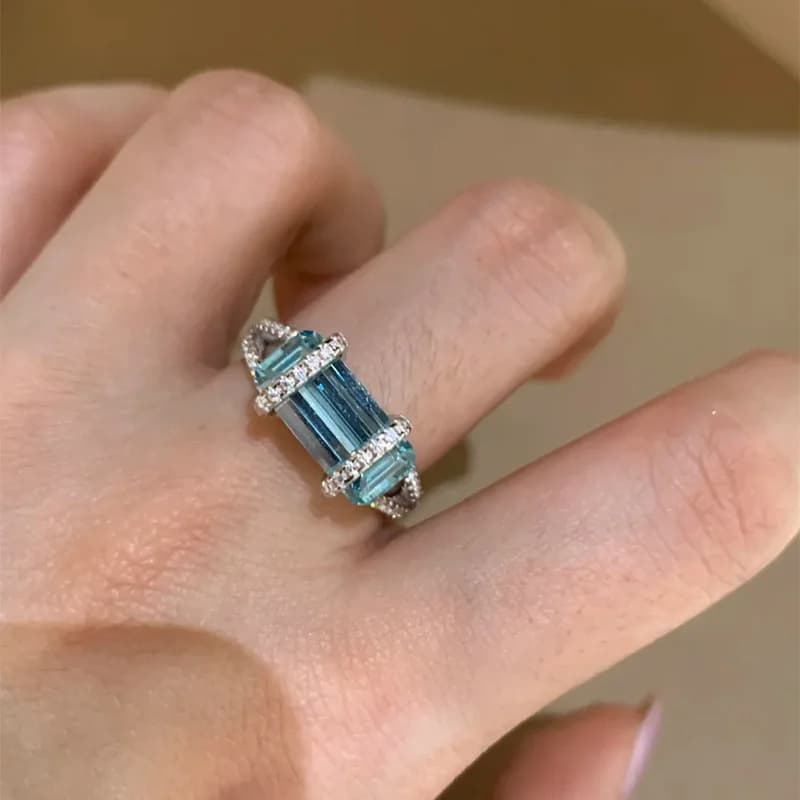 Anello regolabile con cristalli blu e intarsi di diamanti, design squadrato a spirale, lusso discreto ed elegante, ispirato alla dopamine.