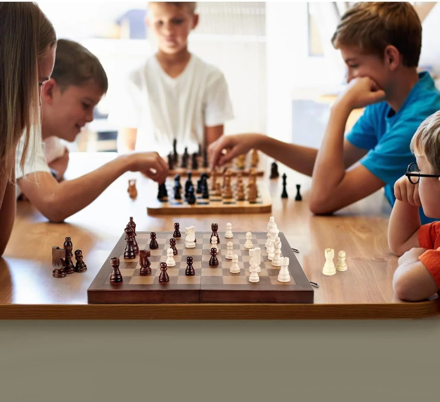 Set di Scacchi Magnetico in Legno per Adulti e Bambini, Scacchiera con Pezzi Fatti a Mano, Set da Viaggio Pieghevole e Portatile
