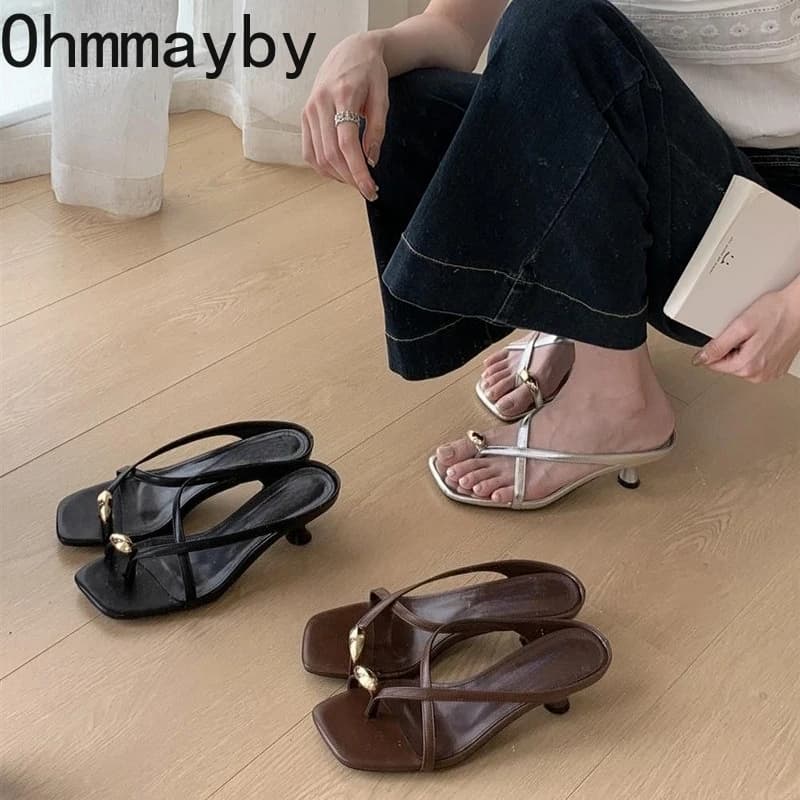 Pantofole da donna con punta a clip in metallo estivo di design Scarpe eleganti con tacco alto da donna Sandali gladiatore da esterno ·