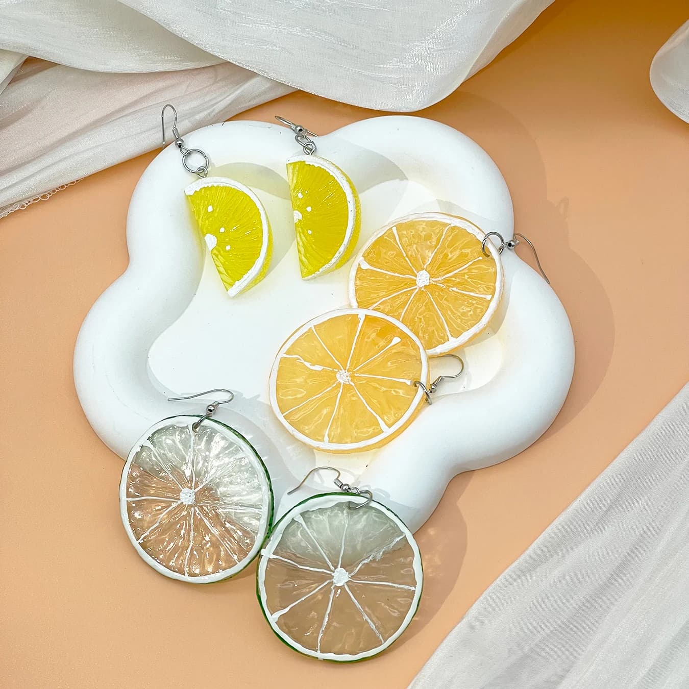 Graziosi orecchini pendenti a forma di limone realizzati in resina, adatti per decorazioni interne.