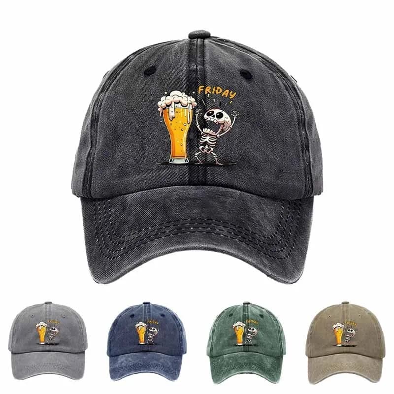 Un divertente berretto da baseball con teschio in stile cartoon e elementi a forma di boccale di birra, essenziale per le feste dei fine settimana.