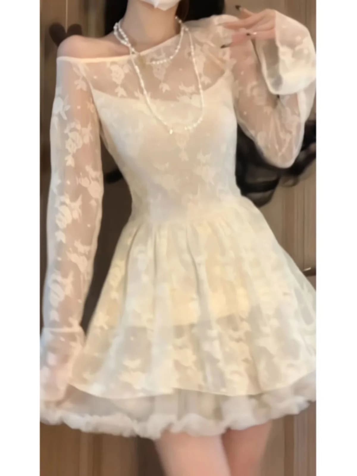 Elegante Abito in Pizzo a Vita Alta con Design Unico sulle Spalle, Stile Francese, Maniche Lunghe e Collo Rotondo