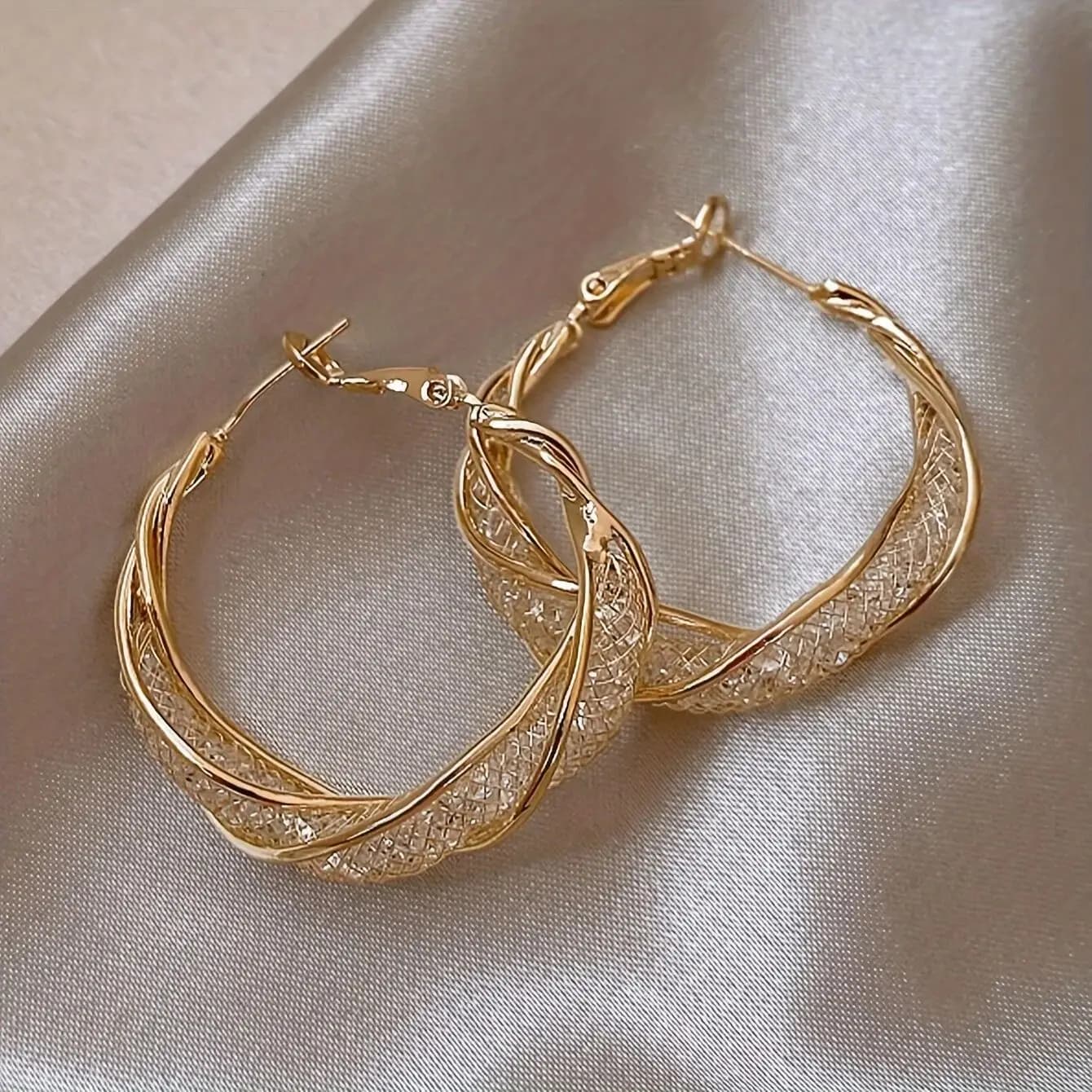 Elegant Shiny Mesh Design Rhinestones Hoop Earrings Vintage Gold Color Hollow Mobius Twisted Round Earrings Women's Jewelry