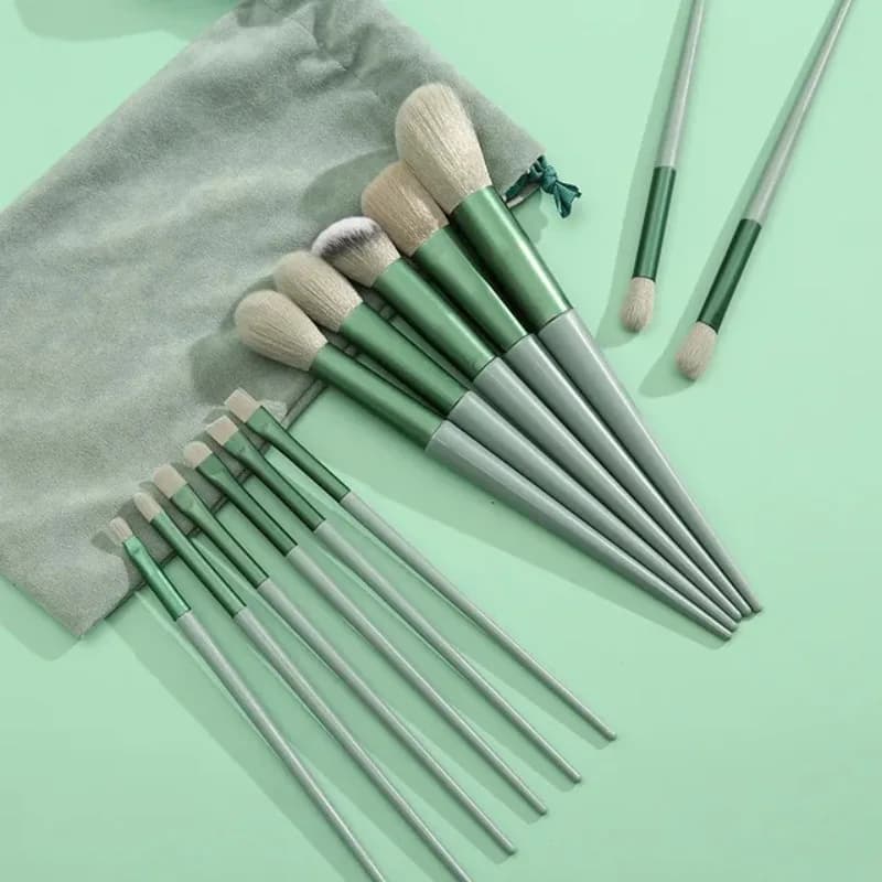 Set of 13 makeup brushes, shading brushes, foundation, blush for woman, soft cosmetic tools with bag