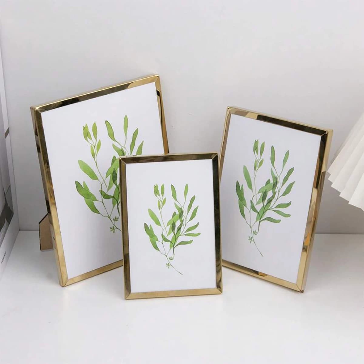 Stainless steel photo frame, vertical rectangular photo frame, can be used to display personal, family, or commemorative photos, while enhancing the decorative effect, suitable for various occasions, holiday gifts, desktop home decoration