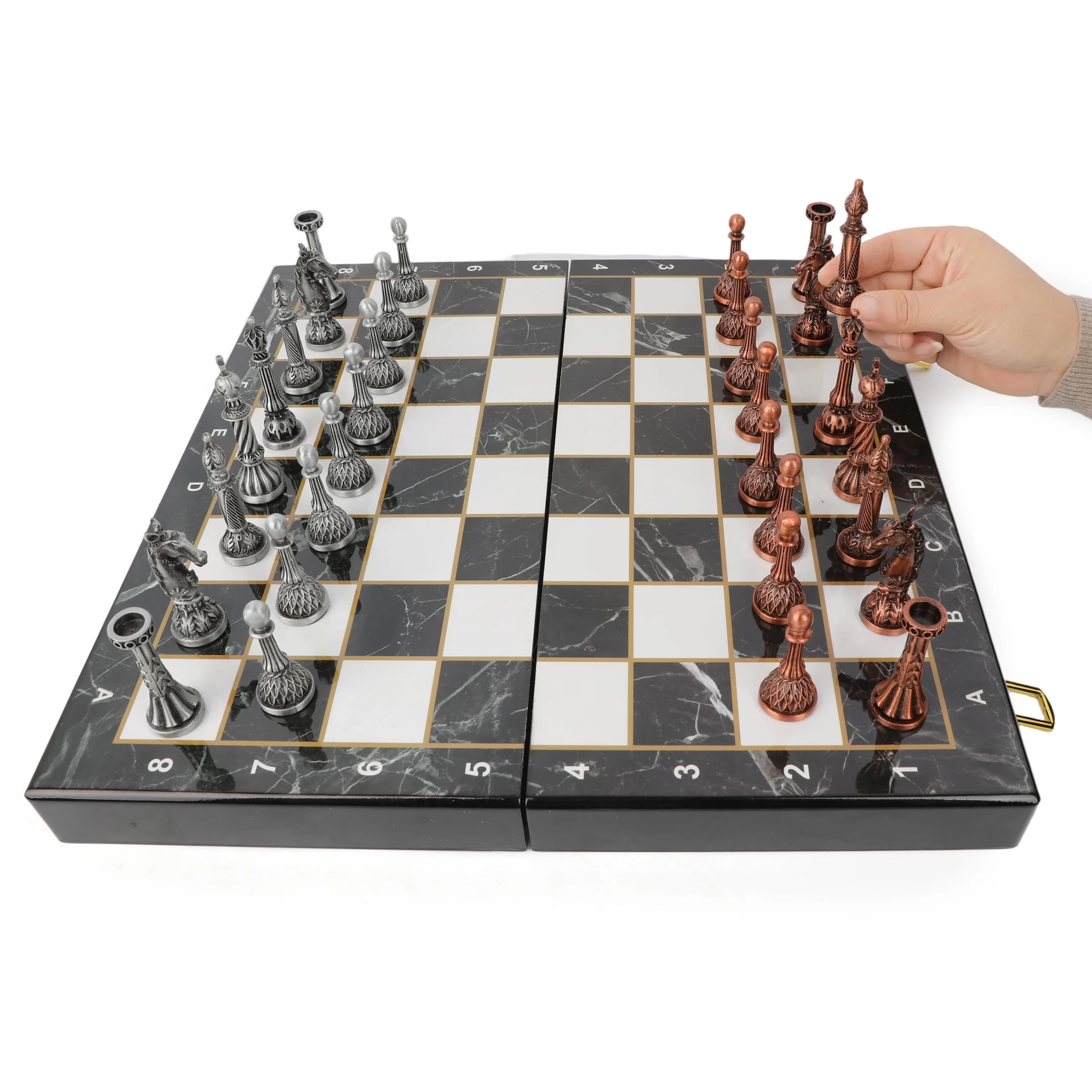 Set di scacchi portatile con tavola pieghevole effetto marmo e pezzi in metallo, adatto a principianti e giocatori professionisti