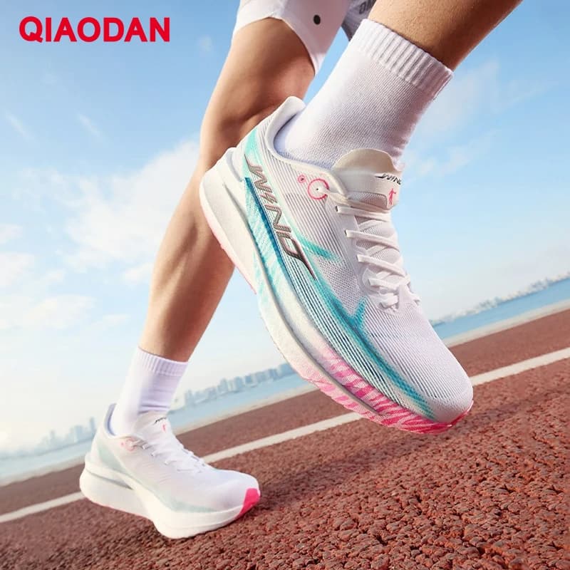 QIAODAN 4 Scarpe da corsa per maratona Scarpe sportive da donna traspiranti Scarpe da ginnastica professionali leggere con piastra in carbonio QDB022262298