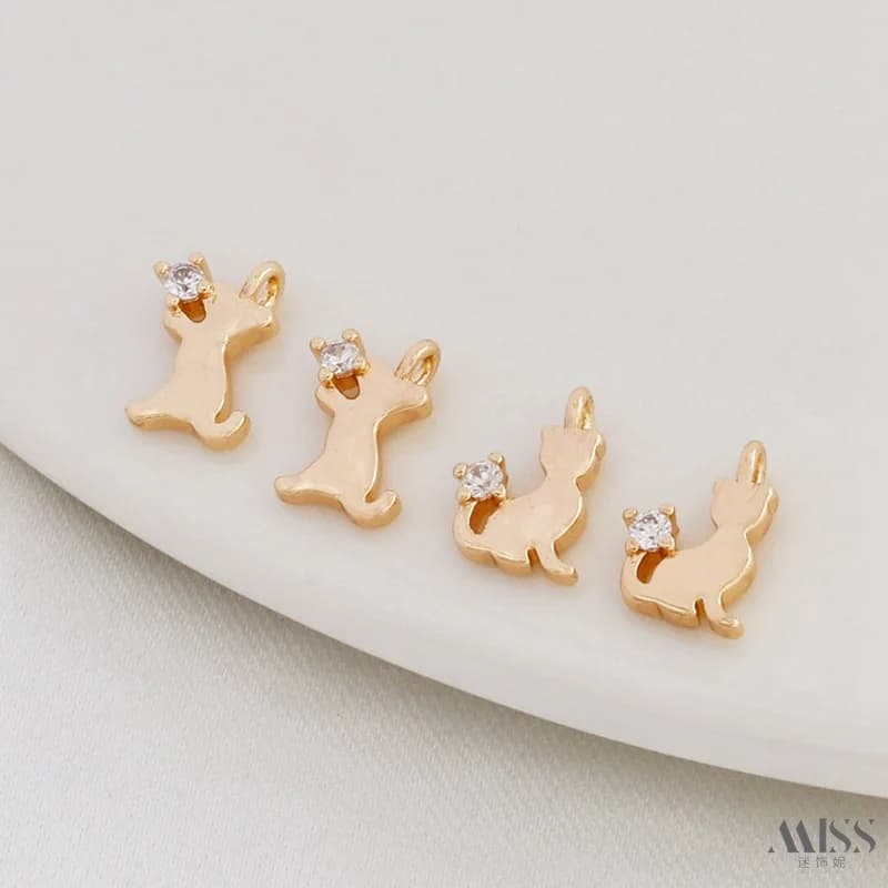 Ciondoli a forma di gatto seduto e in piedi, lisci, placcati oro 14K con zirconi intarsiati, per accessori fai da te per bracciali, collane e orecchini