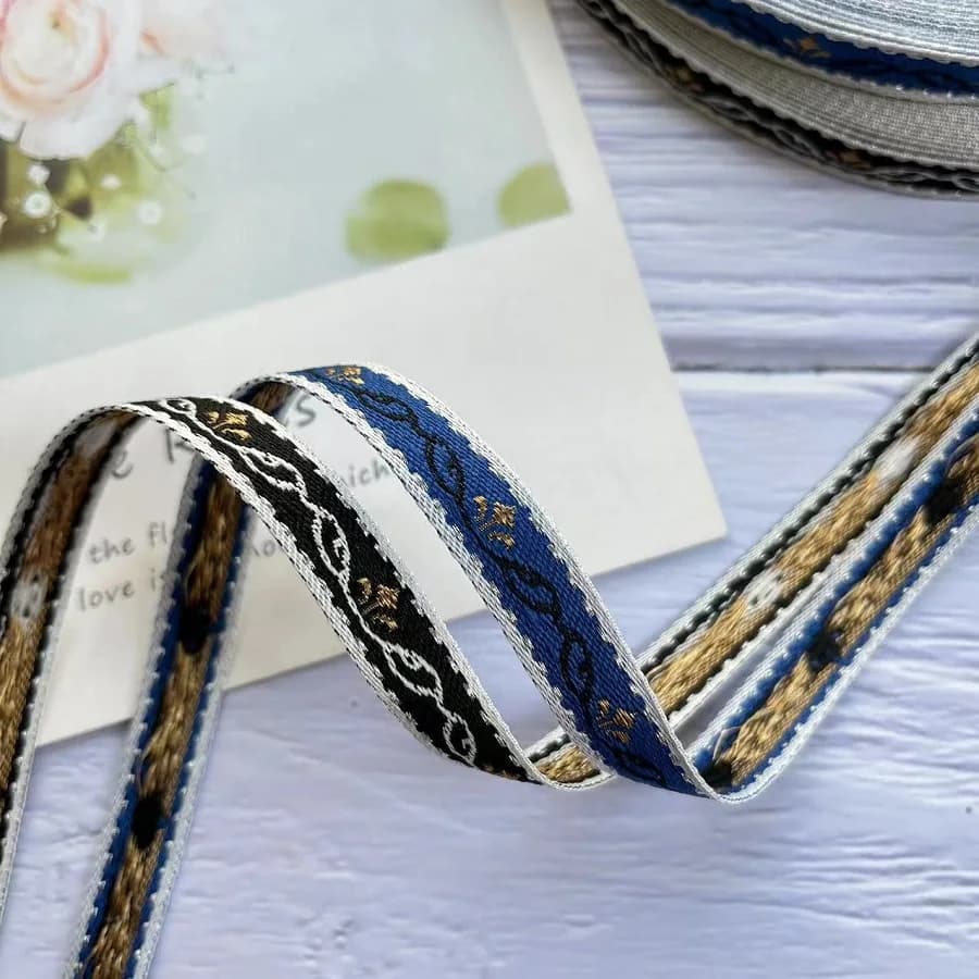 50 Yards/lot nastro Jacquard intrecciato in stile etnico con piccoli fiori neri per accessori per abbigliamento LS-2213 larghezza 1.1 CM