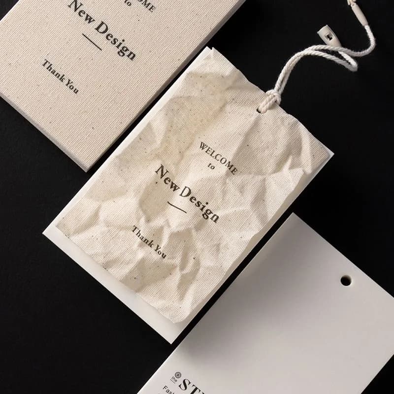 Etichette di carta di marca di abbigliamento personalizzate Etichette da appendere personalizzate con logo di merchandise fatte a mano per affari di moda 25100701