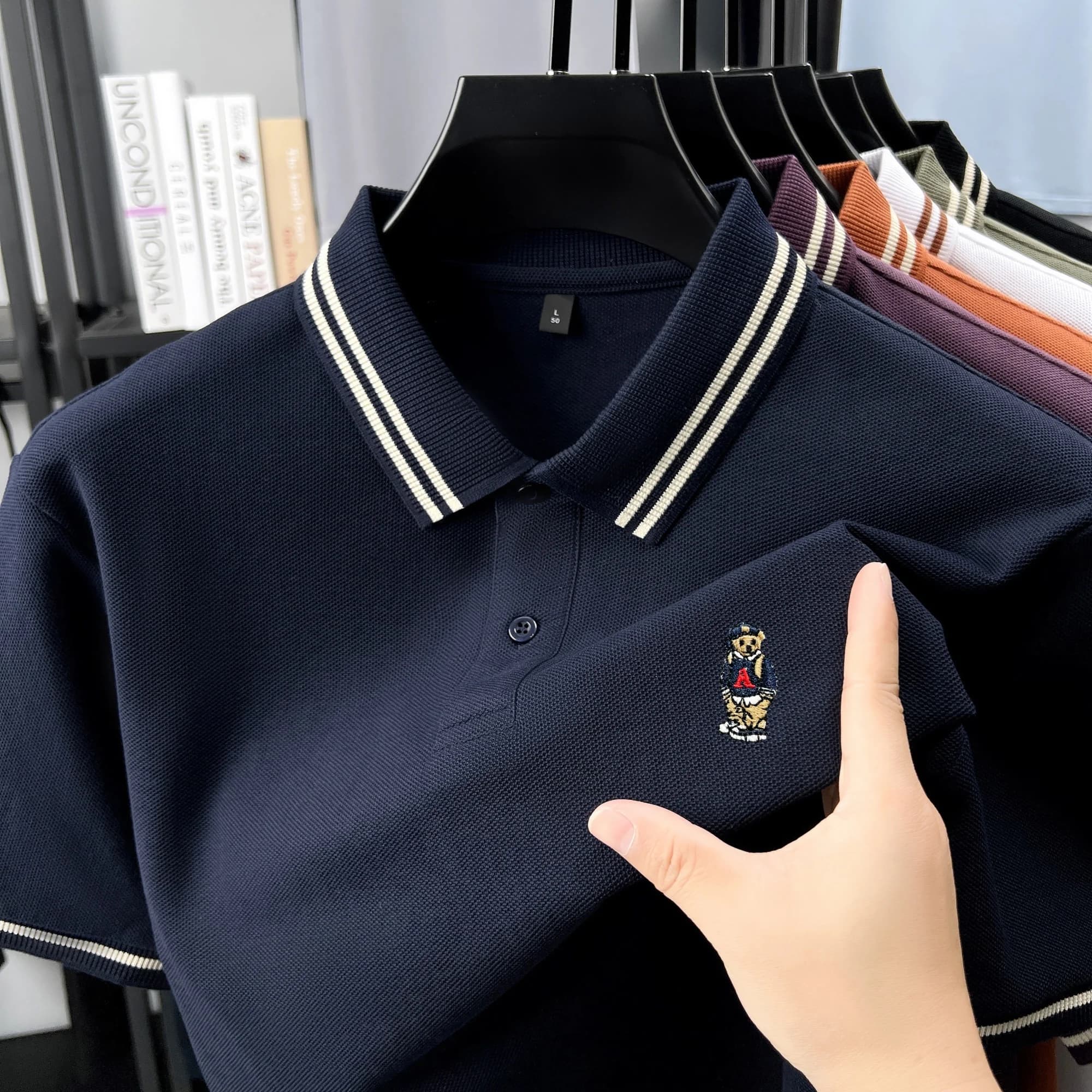 Polo da uomo a maniche corte di marca di moda di design T-shirt ricamata con orsacchiotto alla moda Top da golf casual traspirante in cotone 100%.