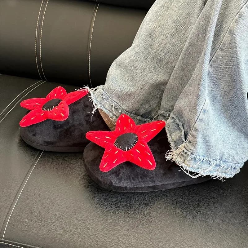 2025 New Stranger Thing Pantofole di peluche Cartoon Horror Fiore rosso Scarpe di pezza Donna Uomo Pantofola da casa per interni Regali di Natale