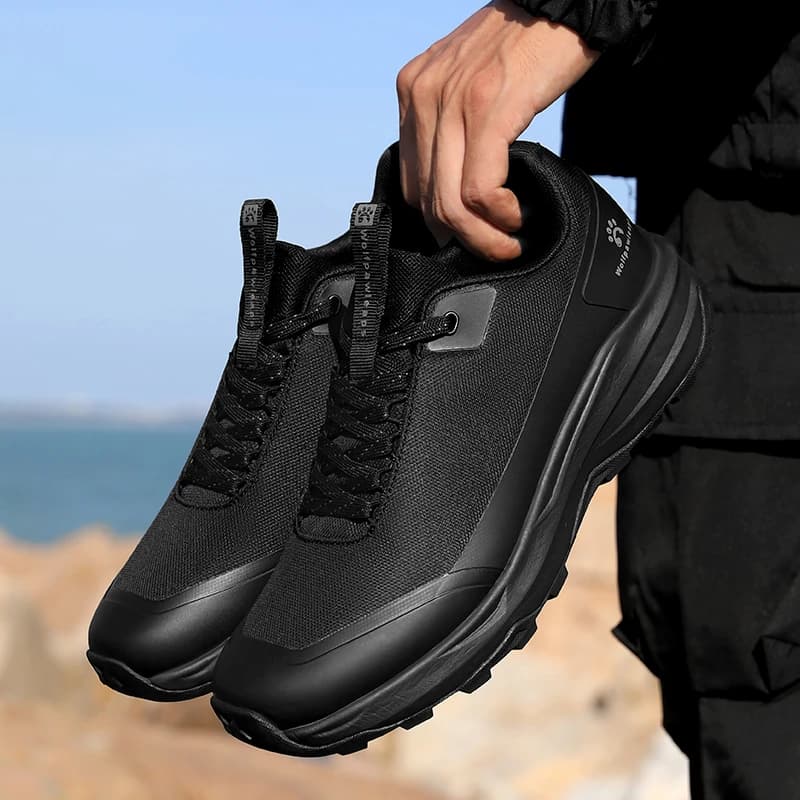 Scarpe sportive da uomo per primavera ed estate, molto vendute, comode e ammortizzanti, adatte per l'uso fuoristrada.