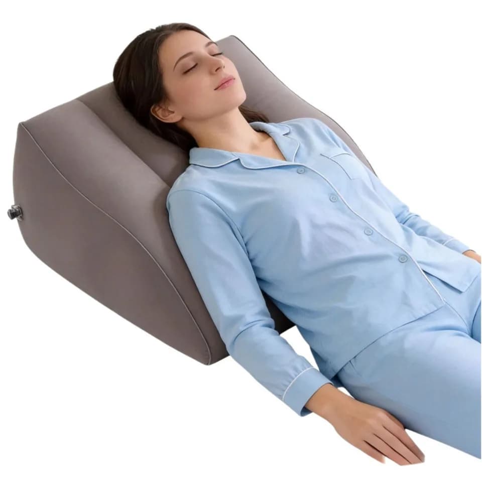 Cuscino triangolare gonfiabile per supporto schiena e testa, ideale per leggere, riposare e alleviare il mal di schiena.