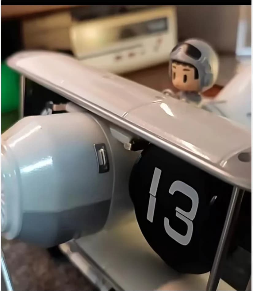 Orologio a pendolo meccanico automatico da tavolo, ornamento creativo per supporto modello di aereo.