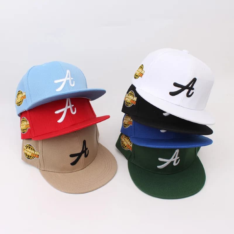 Cappellino da baseball hip-hop con visiera piatta primaverile ed estivo, di marca alla moda, con ricamo a lettera A, cappello trendy per street dance, trucker cap.