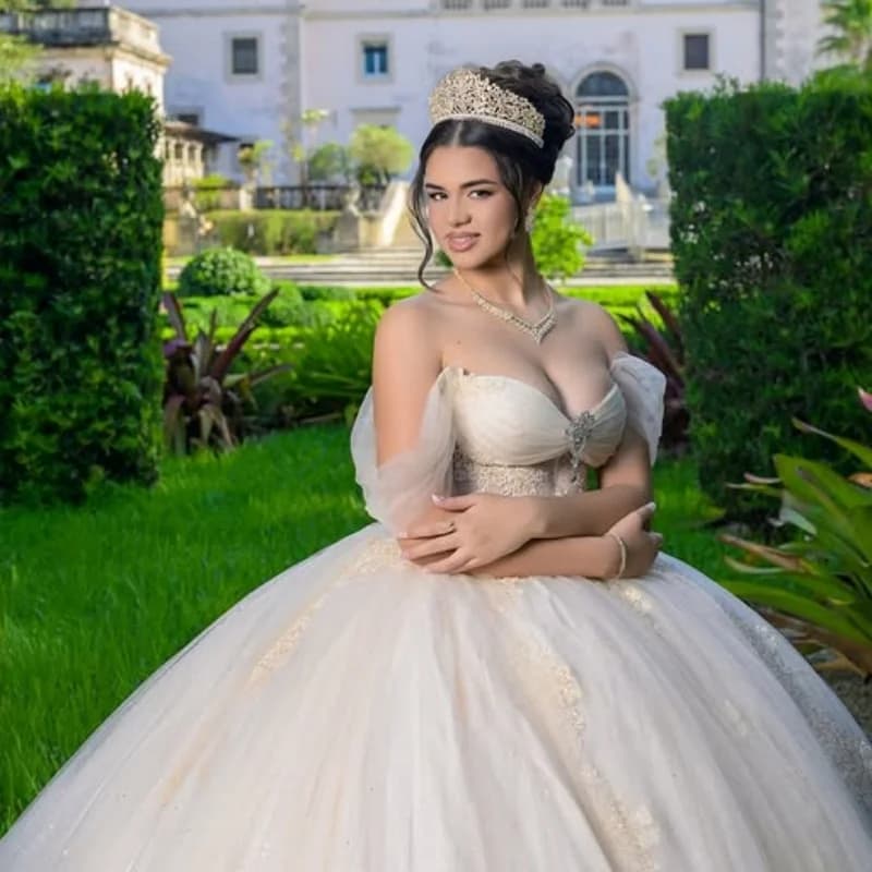 Abiti Quinceanera champagne chiaro personalizzati con spalle scoperte applique in cristallo coda lunga pizzo tull Vestido 15 Quinceanera