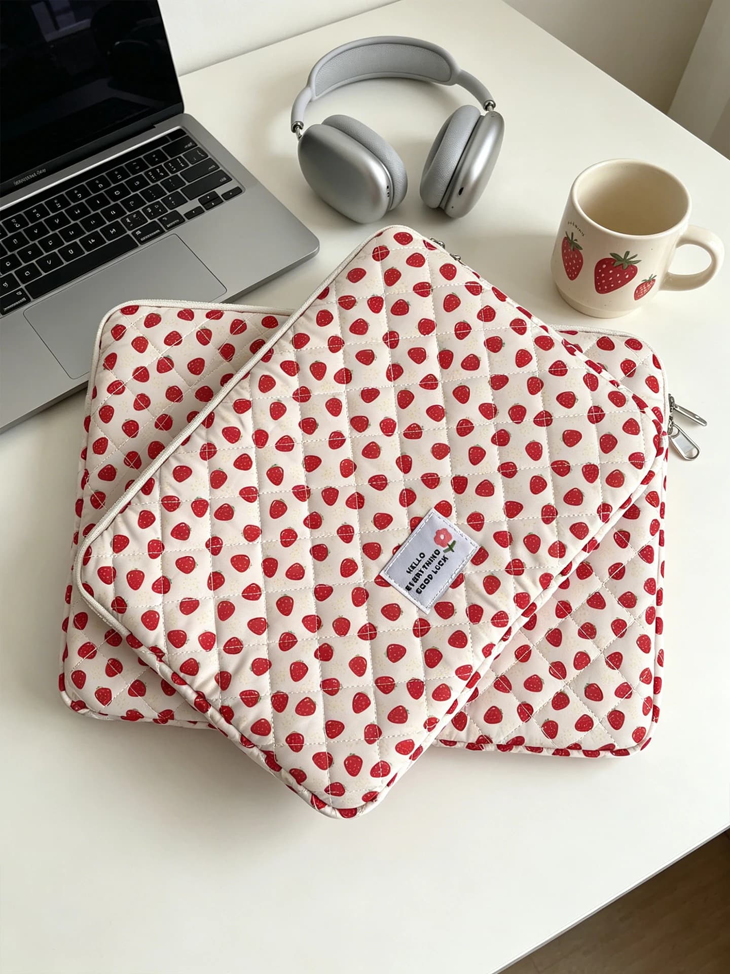 Sweet Strawberry Pattern Quilted Laptop Sleeve Case Portable Notebook Carrying Cover 11/13/14/15.6/16 Inch Notebook Tablet Pouch