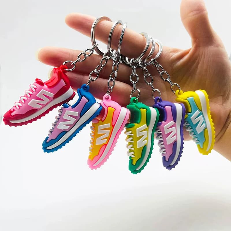 Set da 6 Pezzi: Mini Sneaker in PVC, Ciondoli Vibranti in Silicone a Forma di Scarpa, Portachiavi per Uomini Appassionati di Sport, Charm per Borsa, Portachiavi per Auto