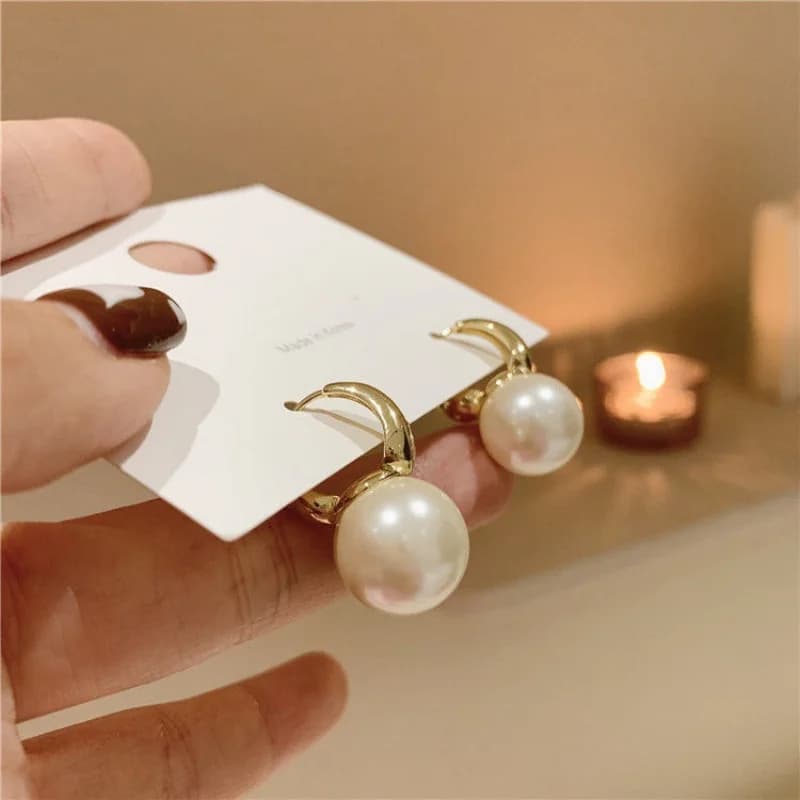 Orecchini versione coreana 2025 Orecchini di perle a sirena di nuova moda Orecchini di lusso leggeri con temperamento di design di nicchia di fascia alta