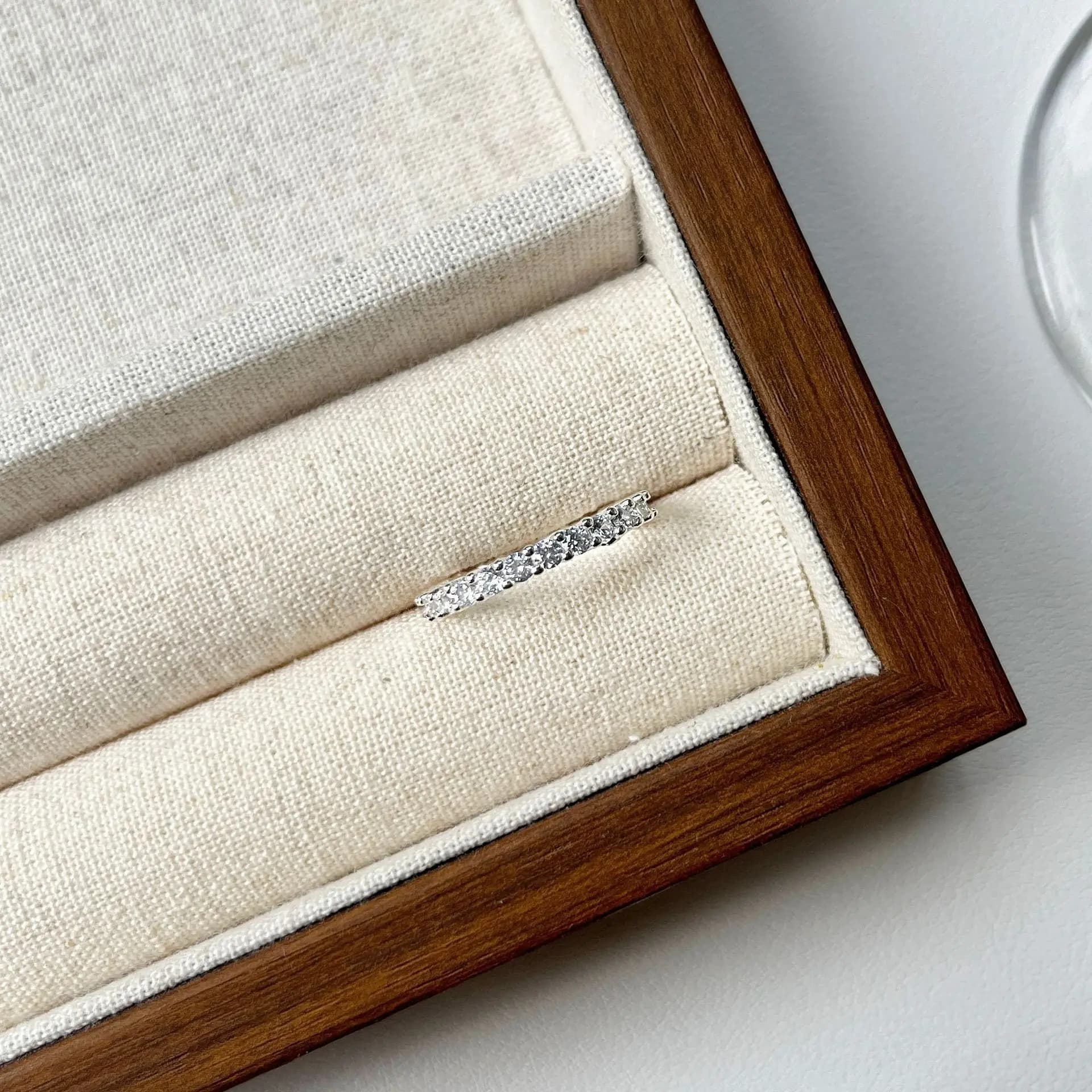Anello con zirconi di fascia alta in stile coreano per donna, nuovo popolare anello per dito indice, design di nicchia di lusso leggero, gioielli versatili e semplici