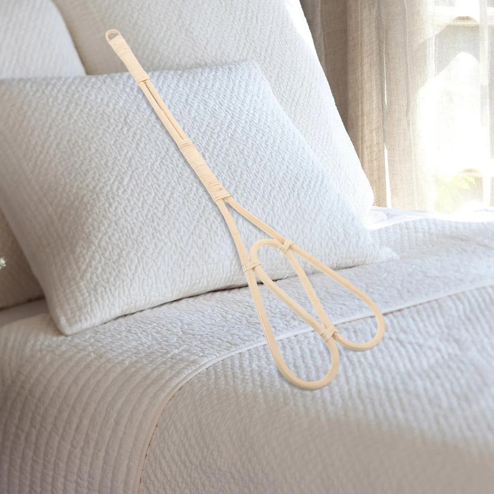 Hand woven rattan quilt Spolverino for blanket with 25.15 inch long handle for carpet, carpet, mattress, soft dust