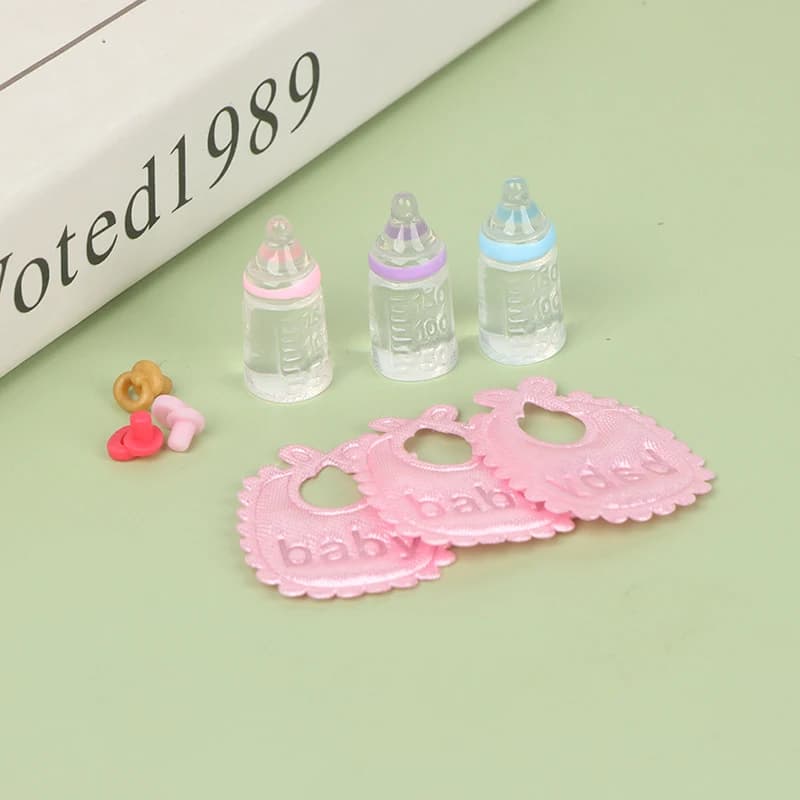 1:12 Casa delle bambole in miniatura Biberon Ciuccio Bavaglini Set Regalo di accessori per la scuola materna