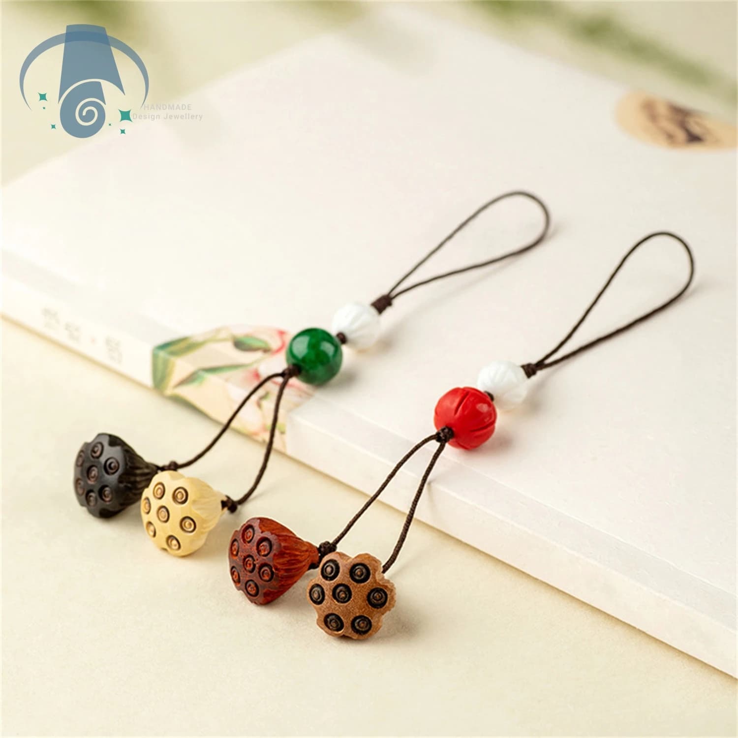 Simple phone strap with wooden lotus seed pod, natural sandalwood keychain, anti-drop cable, vintage U disc holder, bag decoration