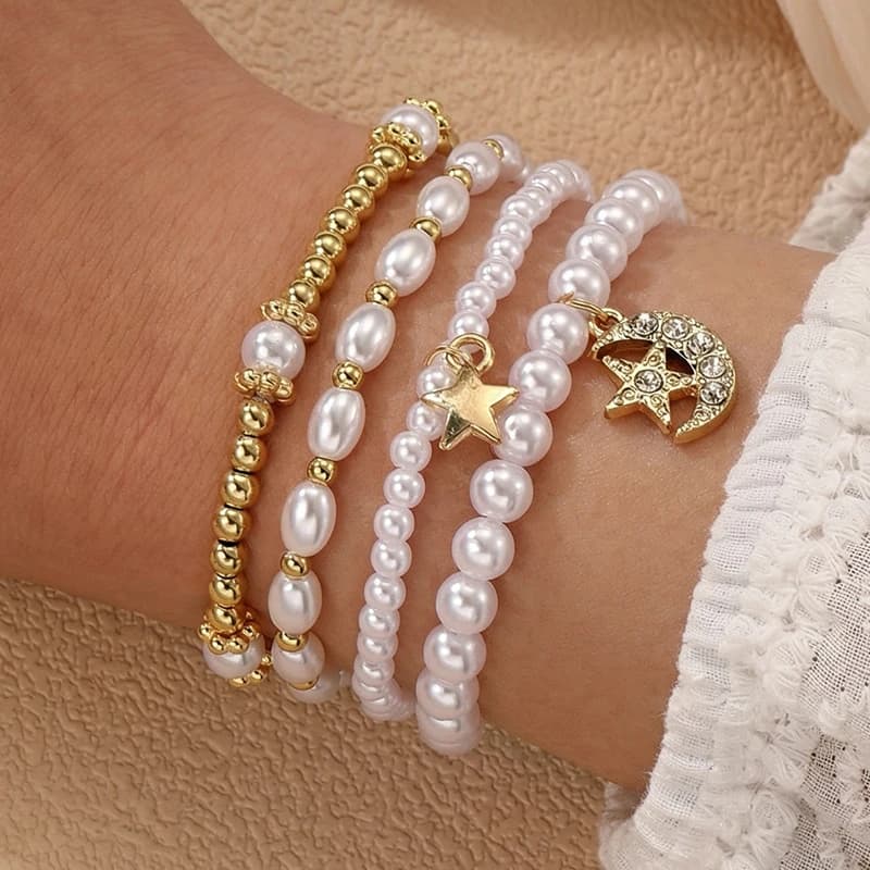 Set di 4 braccialetti di perle con ciondolo a forma di stella e luna - Elegante gioiello da mano con fascino celeste.