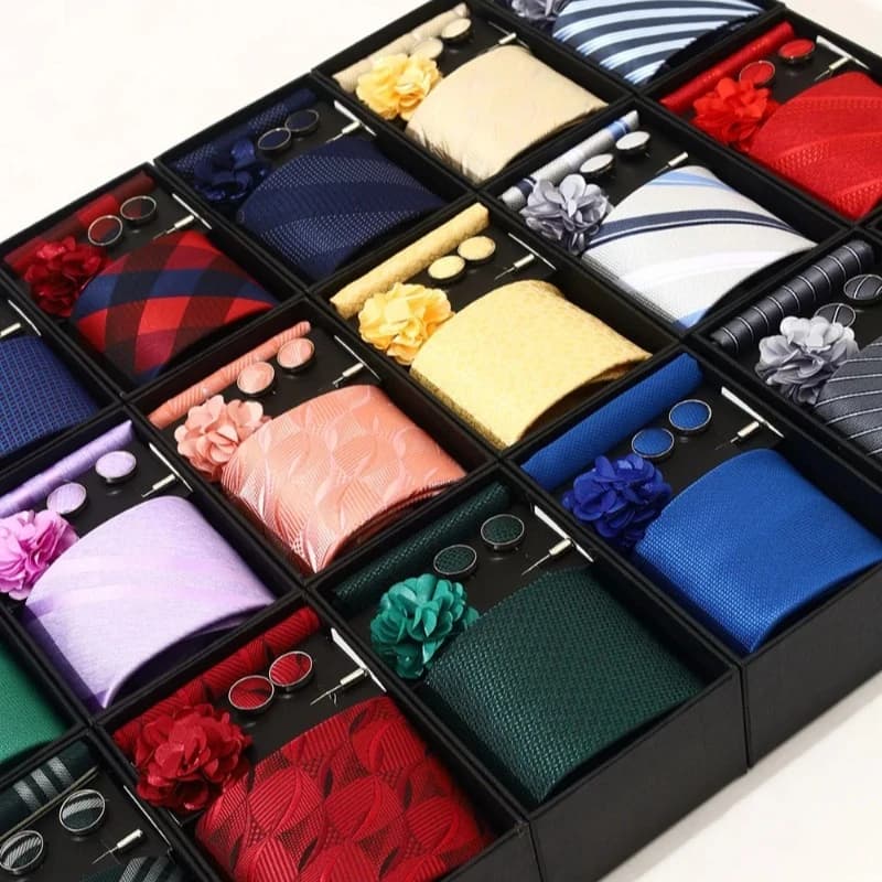 Confezione Regalo di Lusso e alla Moda per Uomo Include Cravatta, Fazzoletto, Gemelli, Fermacravatta, Spilla