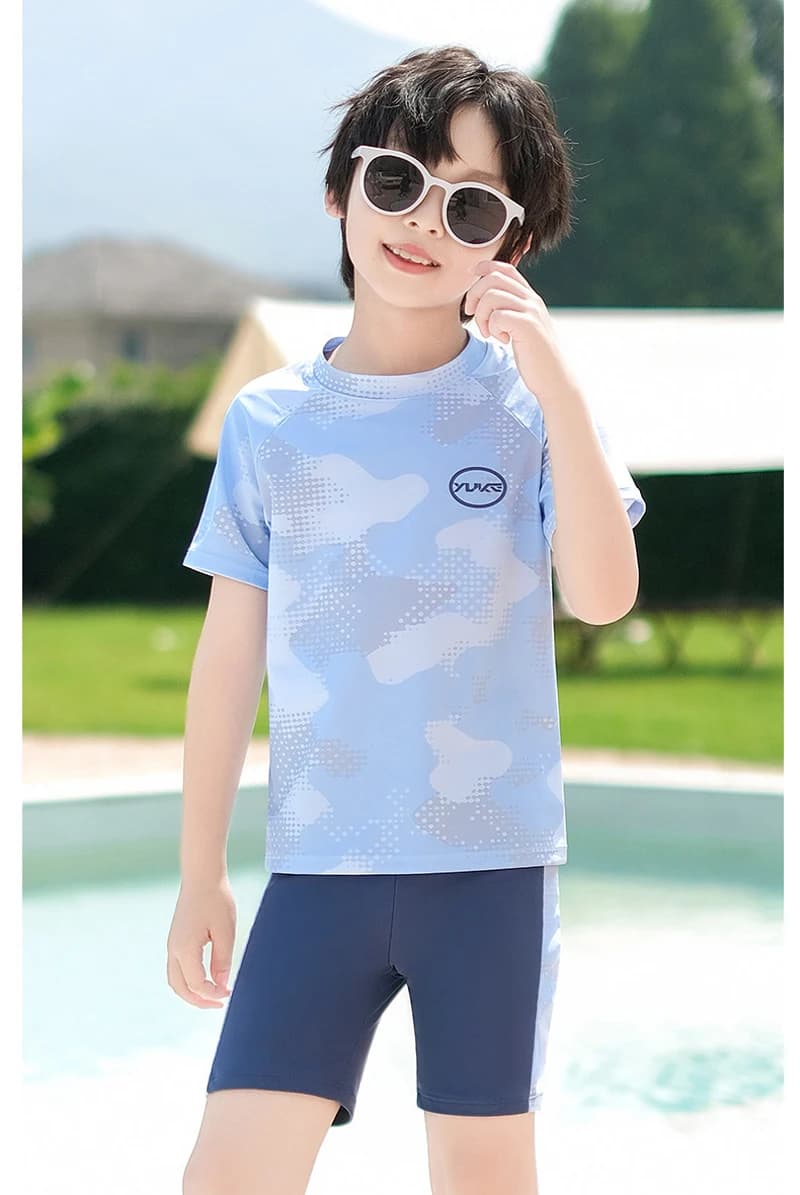 Two-piece swimsuit for boys, set with short sleeves anti- UV and bath shorts, for beach and swimming pool.