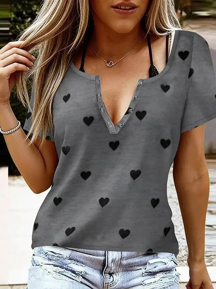 T-shirt da donna alla moda primavera estate grigia con stampa a cuore, collo Henley, monospalla, manica corta, elegante, ampia, dolce, casual, per tutti i giorni