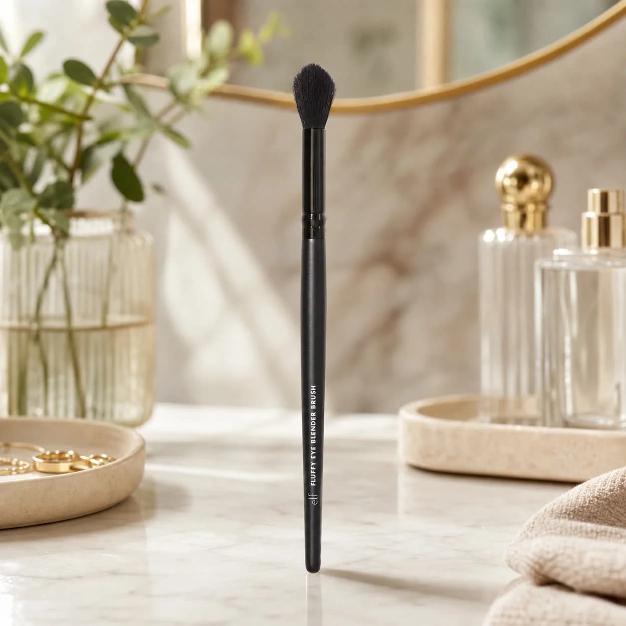 Fluffy Eye Blender Brush With Soft Synthetic Bristles For Seamless Eyeshadow Blending And Makeup Detail