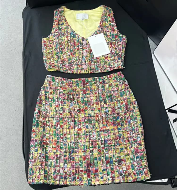 Customization European women's winter 2026 new style clothing Colorful knitted tank top without sleeves and skirt set