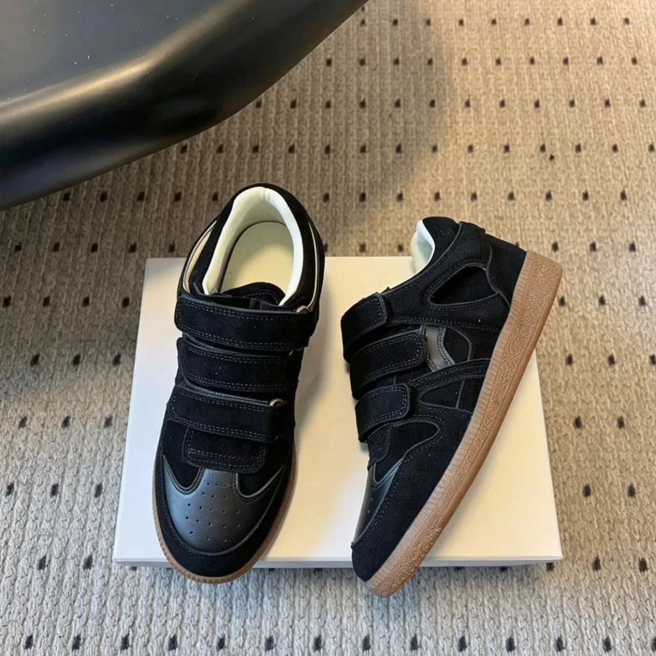 Sneakers da Donna in Pelle Scamosciata con Tre Strisce in Velcro, Suola Bassa in Gomma