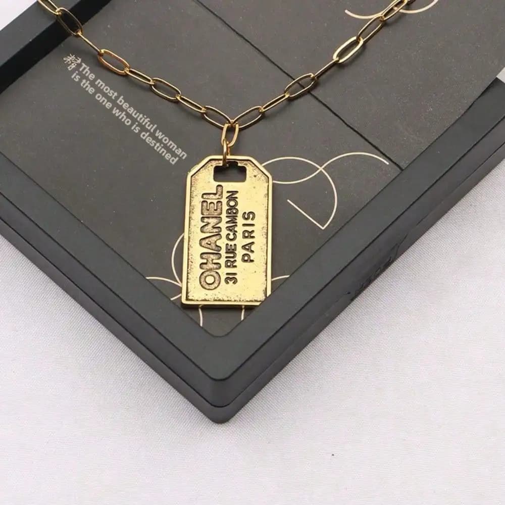 Collana in Acciaio al Titanio con Ciondolo Rotante a Quadrifoglio Bicolore Nero e Bianco, Girocollo Leggero di Lusso alla Moda Versatile, Nuovo Modello di Tendenza per Trasmissioni in Diretta