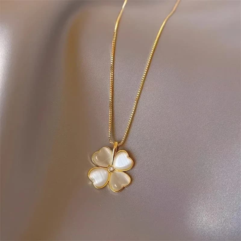 Un classico ed elegante orecchino a forma di quadrifoglio, una collana versatile da donna, un regalo per la famiglia.
