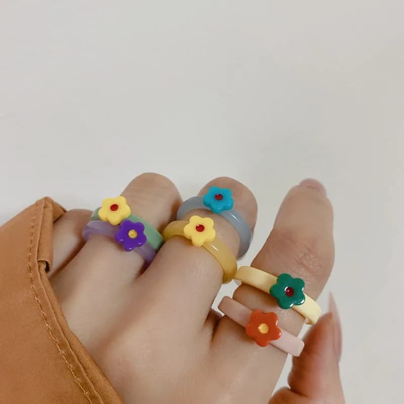 Anello in acrilico per donna Semplice anello per dito rotondo in resina con fiori colorati leggeri e freschi Set di gioielli di moda per ragazze 2025 Estate