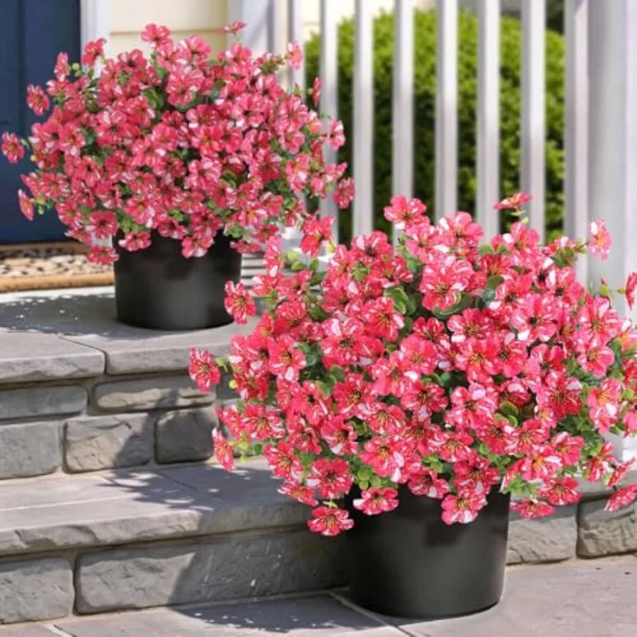 Set di 2 Piante Artificiali in Vaso con Fiori di Siluro e Eucalipto - Fiori Finti in Seta Resistenti ai Raggi UV per Esterni