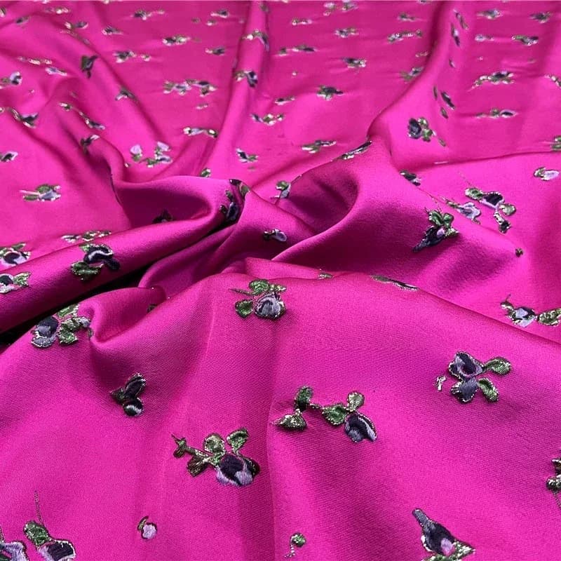 Elegante filo d'oro Tessuto broccato jacquard in rilievo 3D Tessuto per abiti tinto in filo con trama sutilata per cucito di moda di lusso